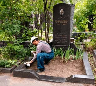 Уборка могил на кладбище в Гомеле
